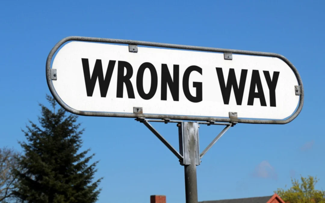 Street sign that says "wrong way"