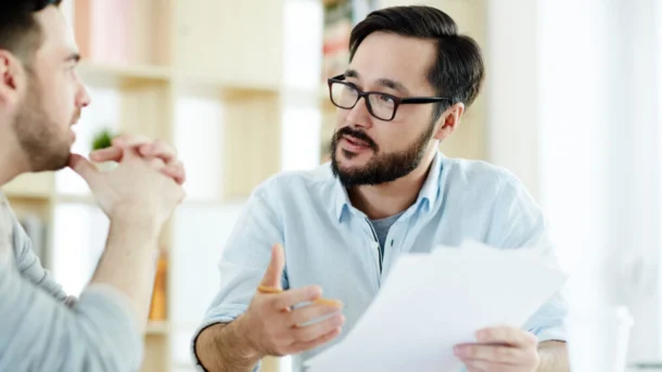 Manager and employee speaking